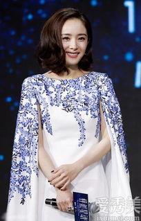 杨幂李易峰最新爆料图片,甜蜜互动引网友热议！